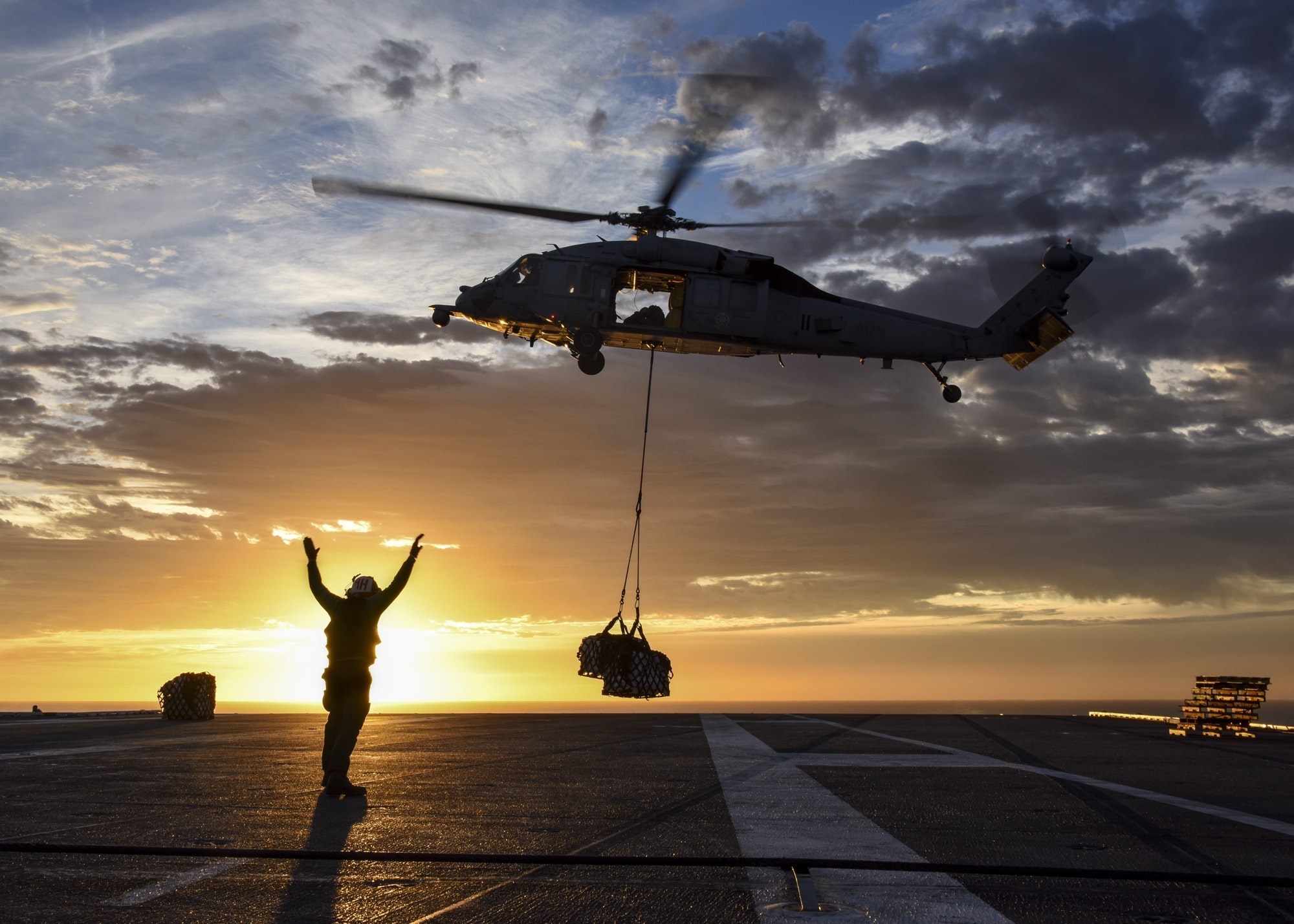 Вертолет самолет человек. Sikorsky sh-60 Seahawk. Вертолет. Самолеты и вертолеты. Военный вертолет.